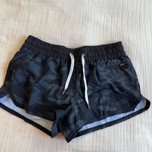 Vuori Women's Dark Camouflage Clementine 2.0 Short 2.5”